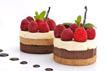 pastel con mousse-de-chocolate-con-frutos-rojos
